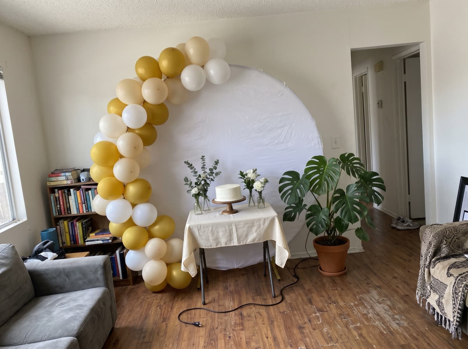 Mustard, cream and white half arch rising over a cake